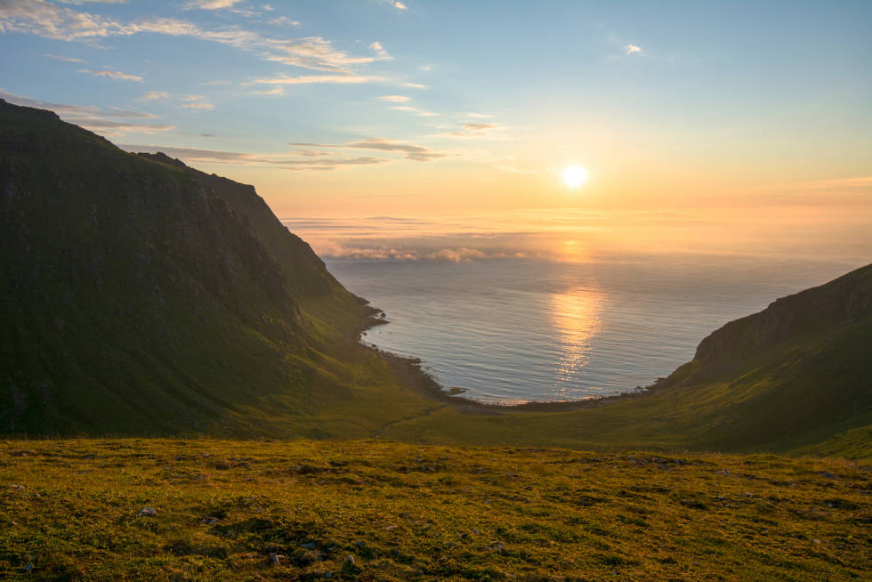 UTSIKT FRA YTRESANDHEIA: Midnattssola skinner inn i Stokkvika. Foto: Jon Olav Larsen ytresandheia lofoten