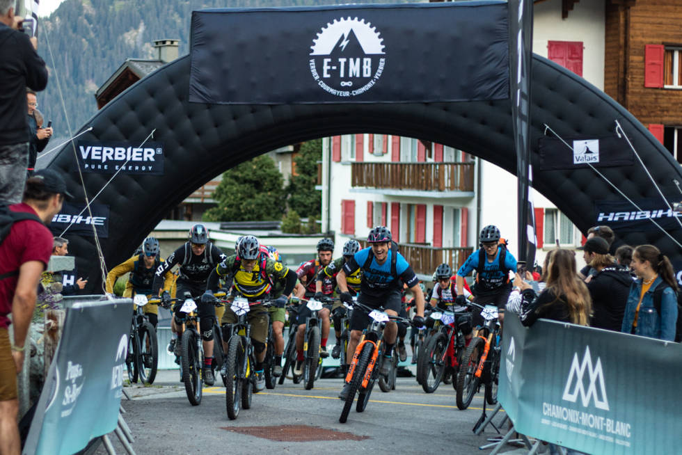 Zakarias Blom Johansen og lagkollega Gusti Wildhaber i Cube Action Team på vei ut fra start på andre etappe av E-TMB 2020 i Sveits. Foto: L Nauder/Verbier Bikefestival Zakarias Blom Johansen på pallen i E-TMB 2020