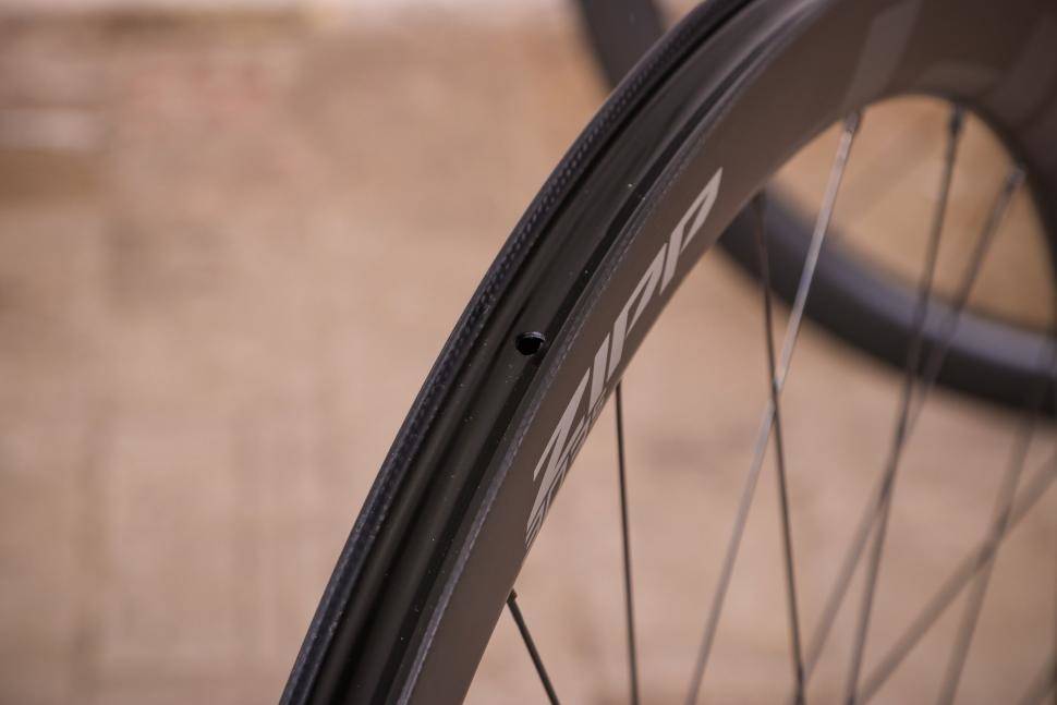 INGEN KANT: Innsiden av felgen oppleves ganske radikalt endret, men du blir fort vant til konseptet. zipp 303