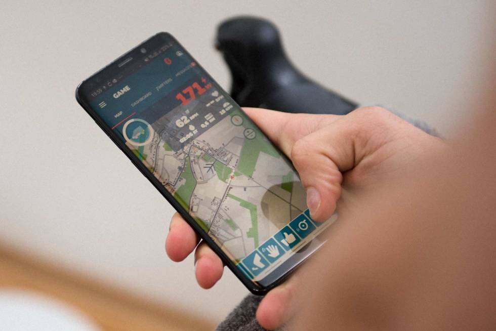 MULTITASKING: Du kan bruke både pc, telefon eller nettbrett til å gi kudos eller svi av noen hjelpemidler. Vi bruker ofte telefonen. Zwift-6