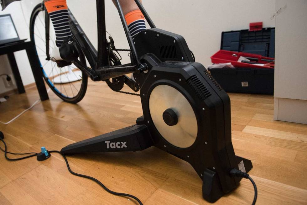 INVESTERING: Skal du ha ny rulle i år, betal litt ekstra for en smartrulle. Det gjør Zwift virkelig morsomt. Zwift-8