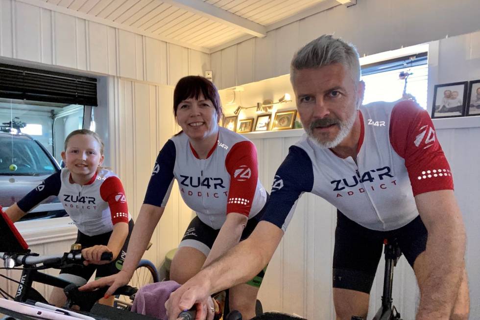 IVRIGE: Zwift-families Inge, Hanne og Aurora Balswick har rigget seg til med hver sine ruller. Stadig flere ungdom vil være med på Zwift. Foto: Privat Zwift familien Inge, Hanne og Aurora Balswick