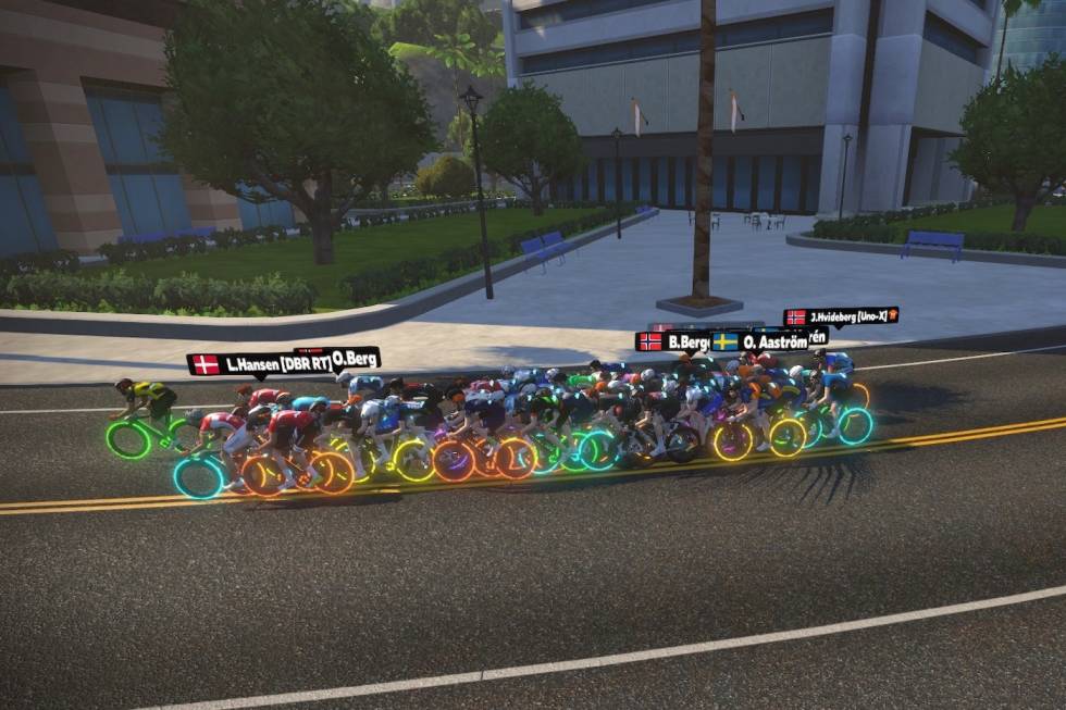 INTRIKAT: Å konkurrere i Zwift krever innsikt og erfaring i gaming-taktikk så vel som alminnelig kjørestyrke og kondis. Skjermdump: Zwift Jonas Iversby Hvideberg Zwift