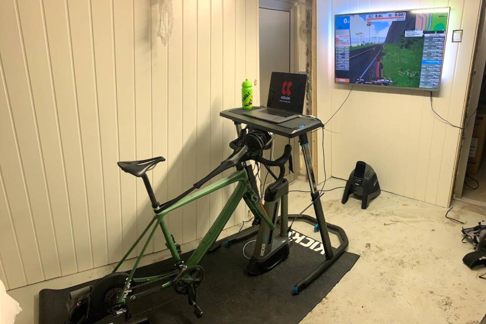 RULLEROM: Slik ser det ut på mekkerommet til Ole Christian Fagerli når han skal sykle Zwift-økter. Ole Christian Fagerli Zwift favoritt-økt