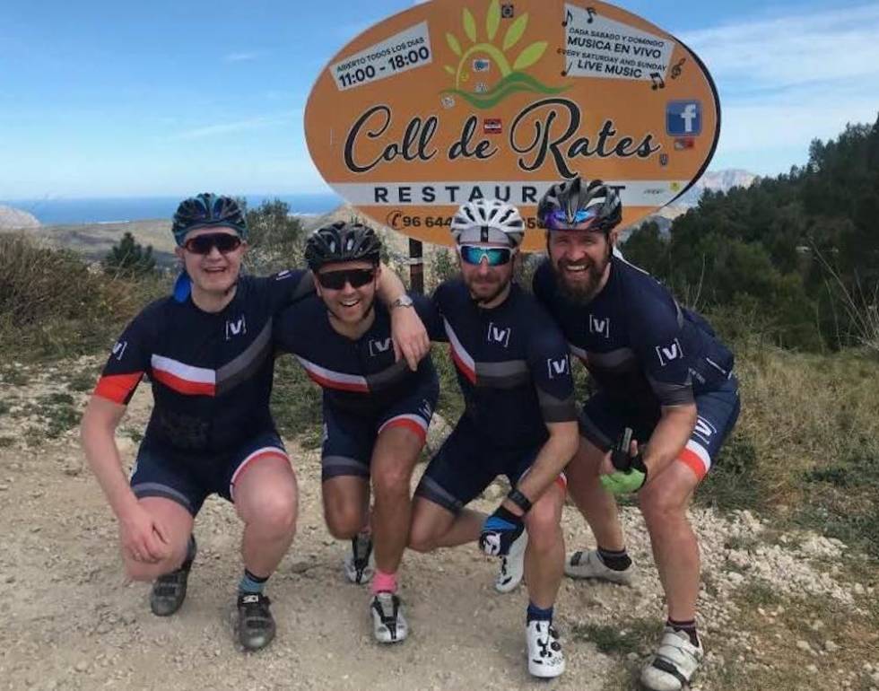 SUKSESS: Zwift Vikings gründere Bill Clinton (andre til venstre) og Vegard Thomassen (andre til høyre) flankert av hjelperytterne Håvard Lunde (til venstre) og Håvard Thomassen (til høyre) Zwift Vikings gründere Bill Clinton og Vegard Thomassen