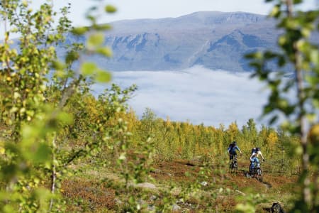 OVER HAVTÅKEN: Henriette Jordheim og Martin Farrell på vei opp mot Rullebu.